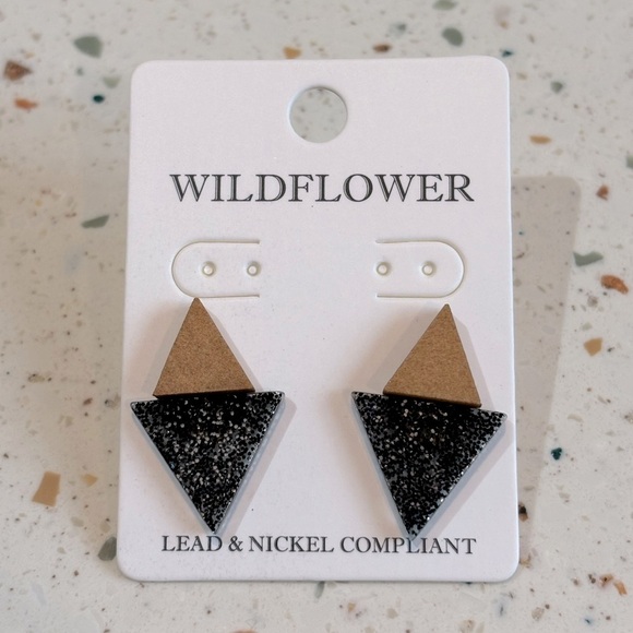 Triangle Stud Earrings with Glitter Resin‎ - Picture 3 of 4